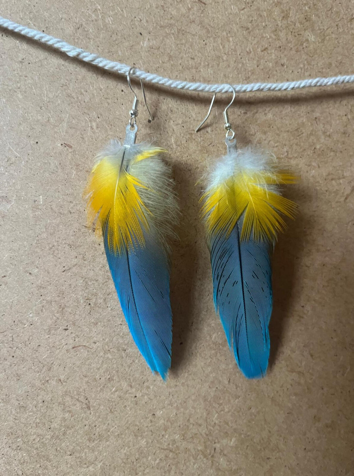 Pendientes artesanales El poder del guacamayo