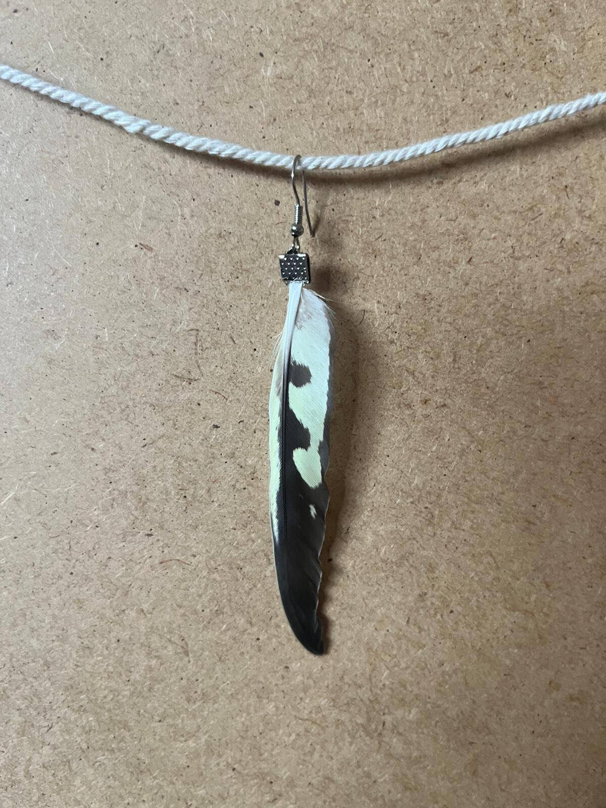 Pendiente artesanal Pluma Lunar con pluma bicolor en tonos claros y oscuros de inspiración natural