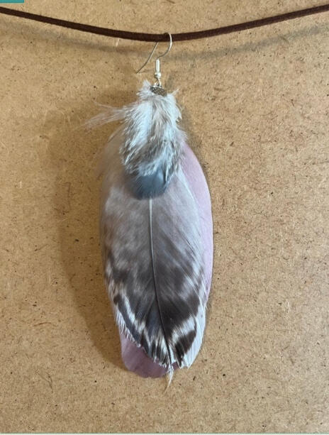 Pendiente artesanal Niebla Lila con pluma en tonos lila y gris de textura suave y acabado difuminado