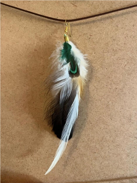 Pendiente artesanal Eco Esmeralda con plumas blancas, negras y verdes en caída orgánica natural