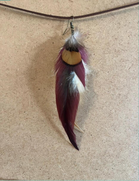 Pendiente artesanal Vino Lento con plumas en tonos burdeos, crema y detalle circular central