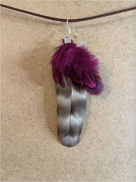 Pendiente artesanal Pulso Carmesí con plumas granate y grises de caída elegante y textura suave